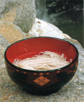 会津塗りの椀に盛られた水そば。そばそのものの味と香りがストレートに伝わってくる。