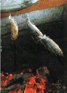 店内にある囲炉裏ではイワナやヤマメといった川魚を炭火で焼いてくれる。